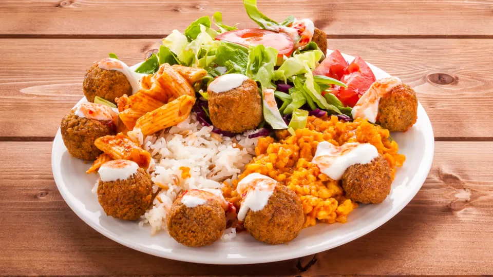 Falafel tál körettel